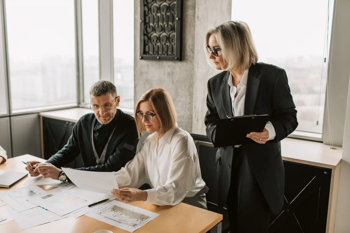 Dossier avec évaluations, courriels et documents professionnels organisés chronologiquement