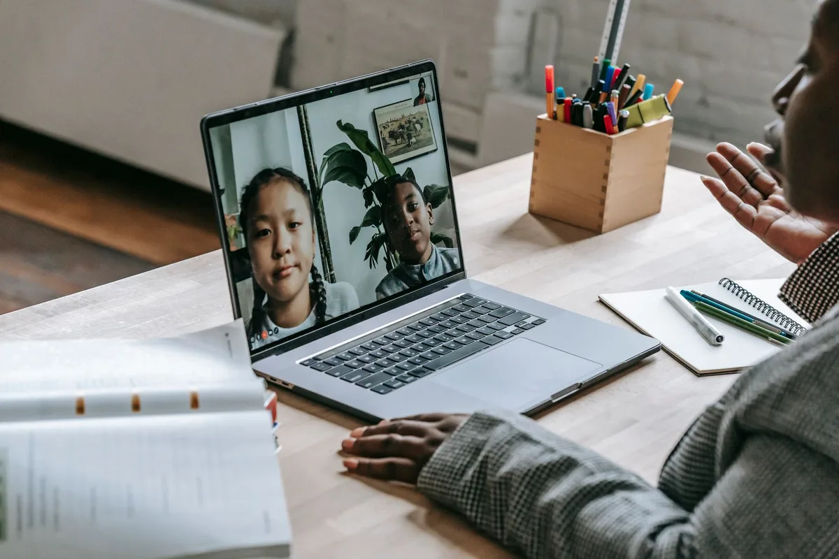 Formateur et apprenant en cours particulier par visioconférence