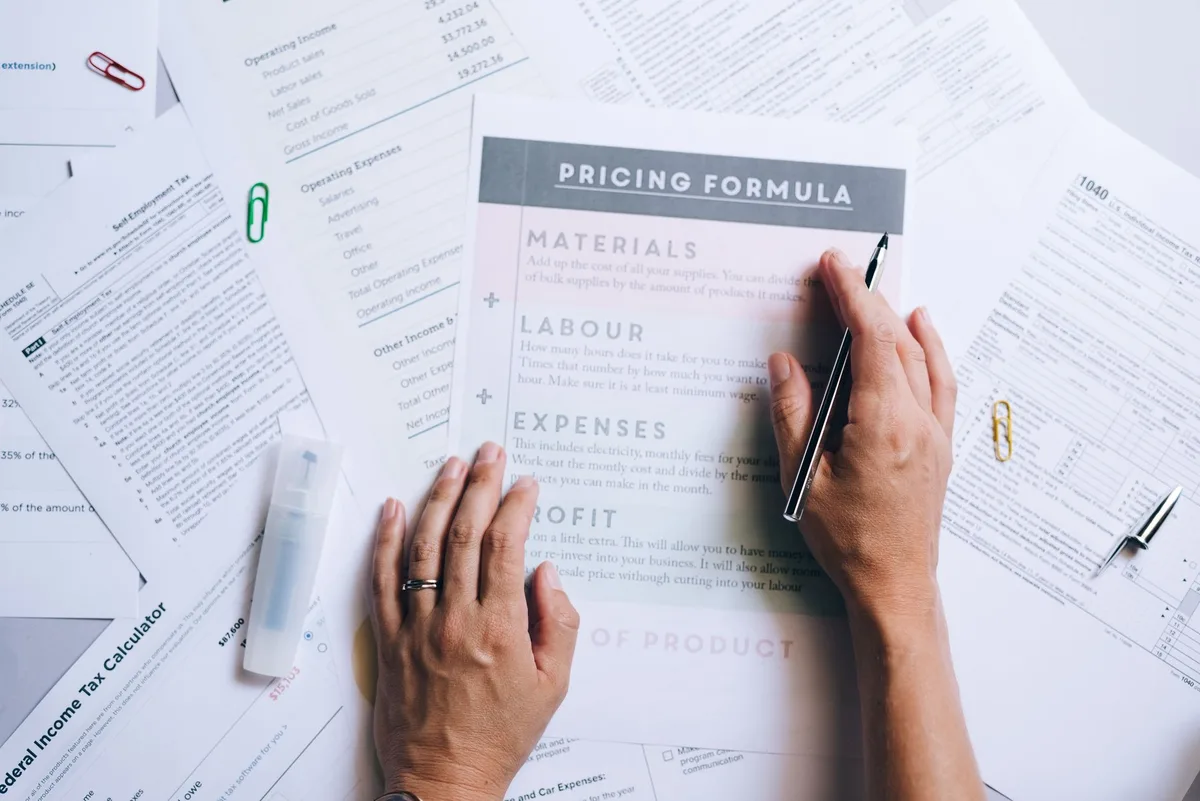 Feuille de calcul affichant les coûts totaux et le calcul de la marge au coût majoré