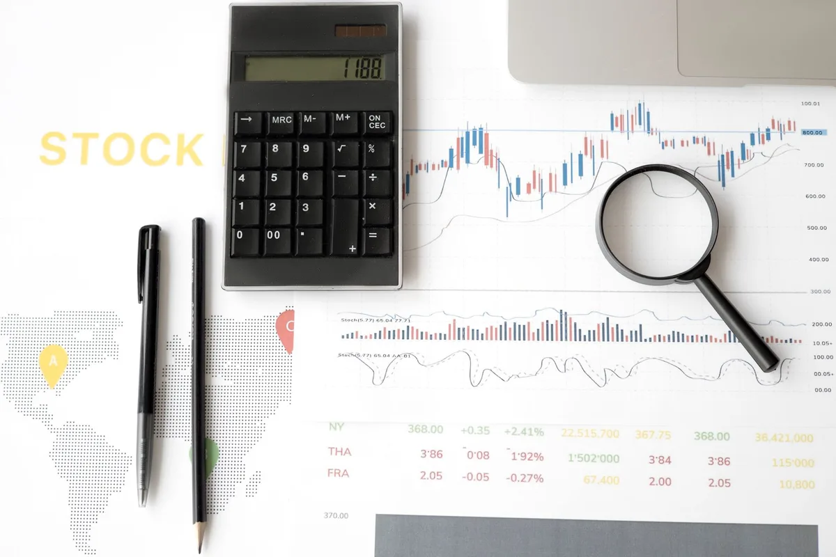 Responsable analysant les données de tarification et les politiques de prix sur son tableau de bord