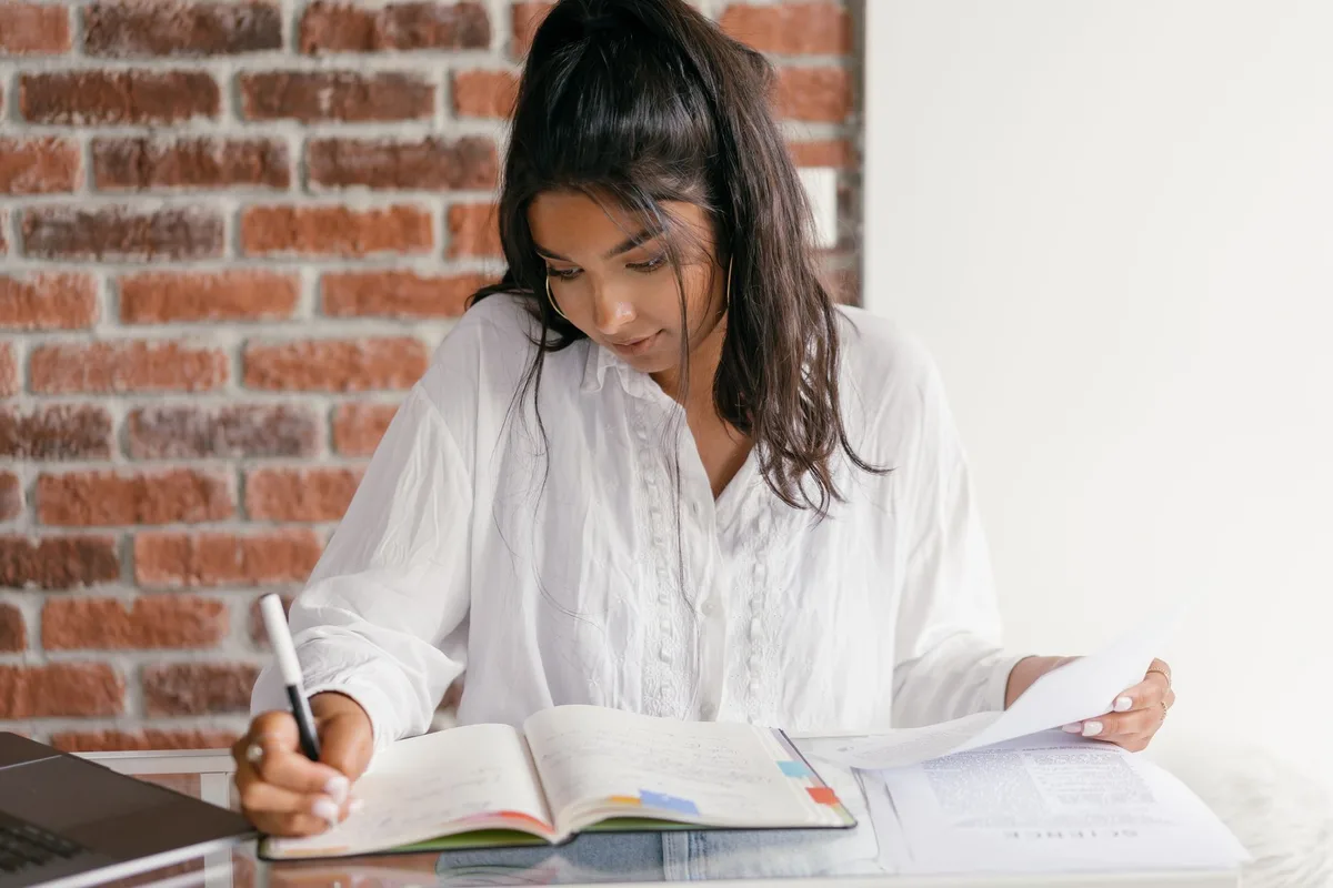 Étudiant préparant son dossier d'aménagement avec calendrier et documents administratifs