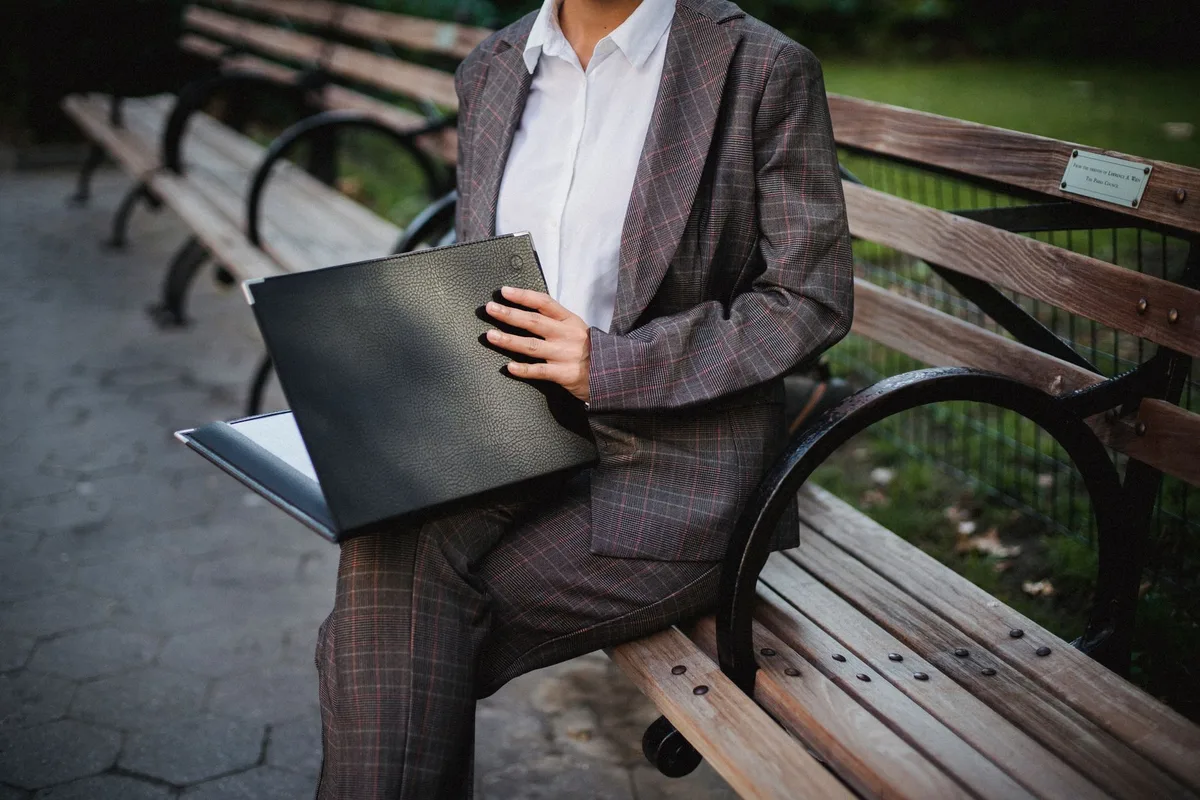Dossier professionnel avec CV, diplômes et lettres de recommandation présenté dans une pochette soignée.