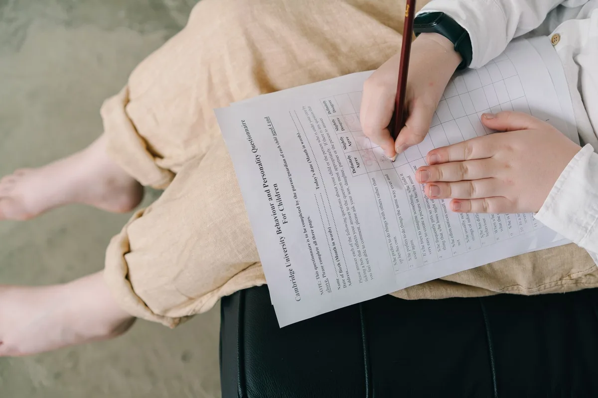 Étudiant réalisant une simulation d'examen en conditions réelles avec chronomètre
