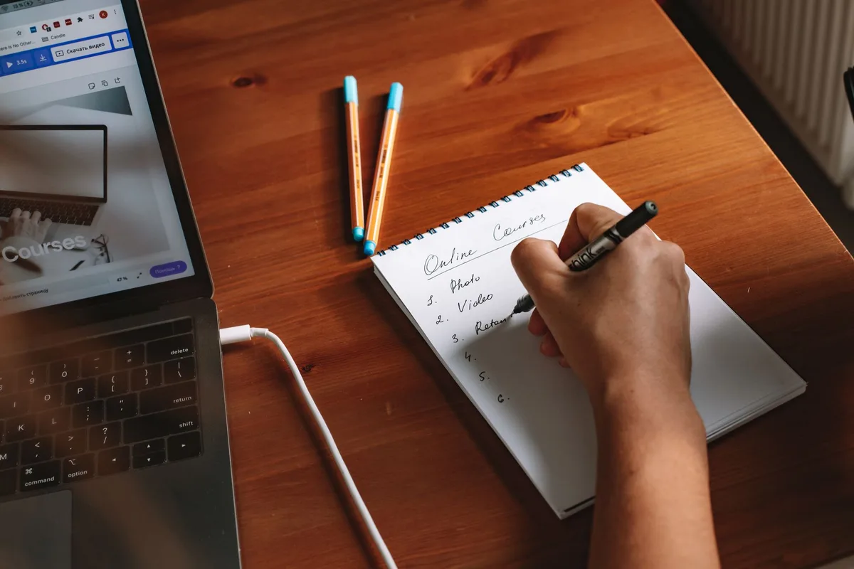 Personne suivant une formation en ligne sur un ordinateur portable.