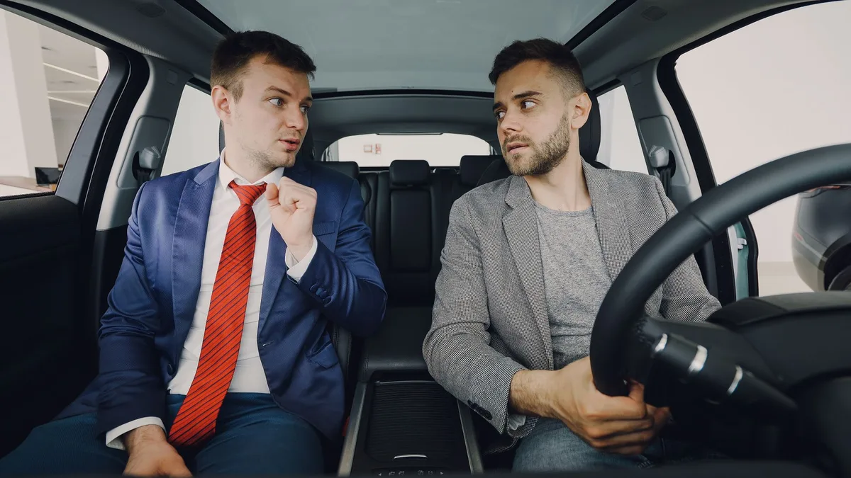 Interaction professionnelle entre un chauffeur et un passager dans un véhicule.