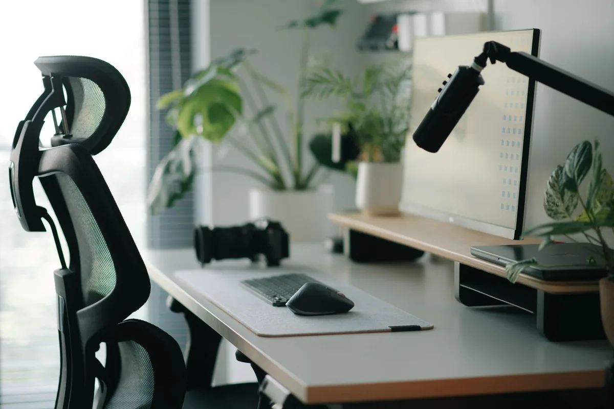 Poste de travail ergonomique et organisé avec écran bien positionné et espace épuré