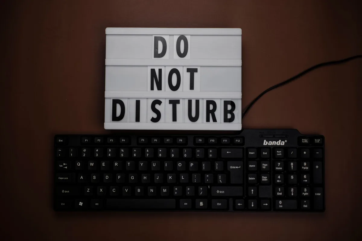Personne au travail avec signal visuel indiquant qu'elle n'est pas disponible