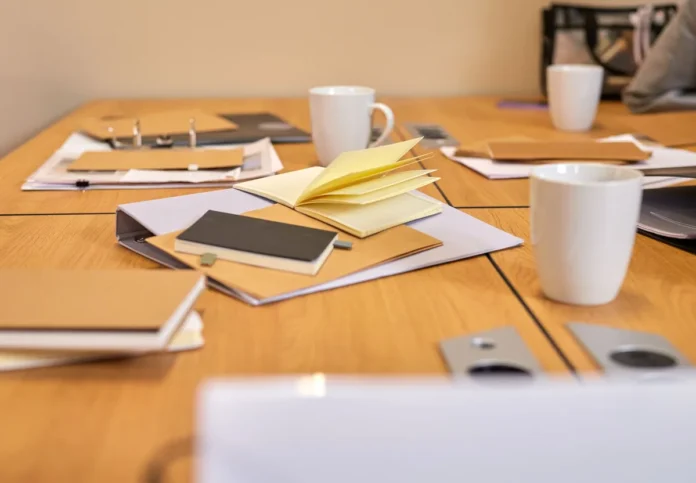 Bureau organisé et bien éclairé avec espace de travail épuré favorisant la concentration