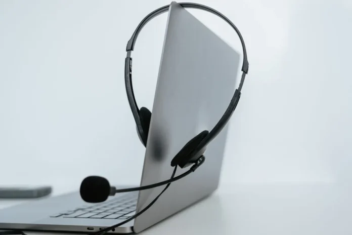 Personne en cours de portugais en ligne avec casque et microphone, suivant une formation personnalisée
