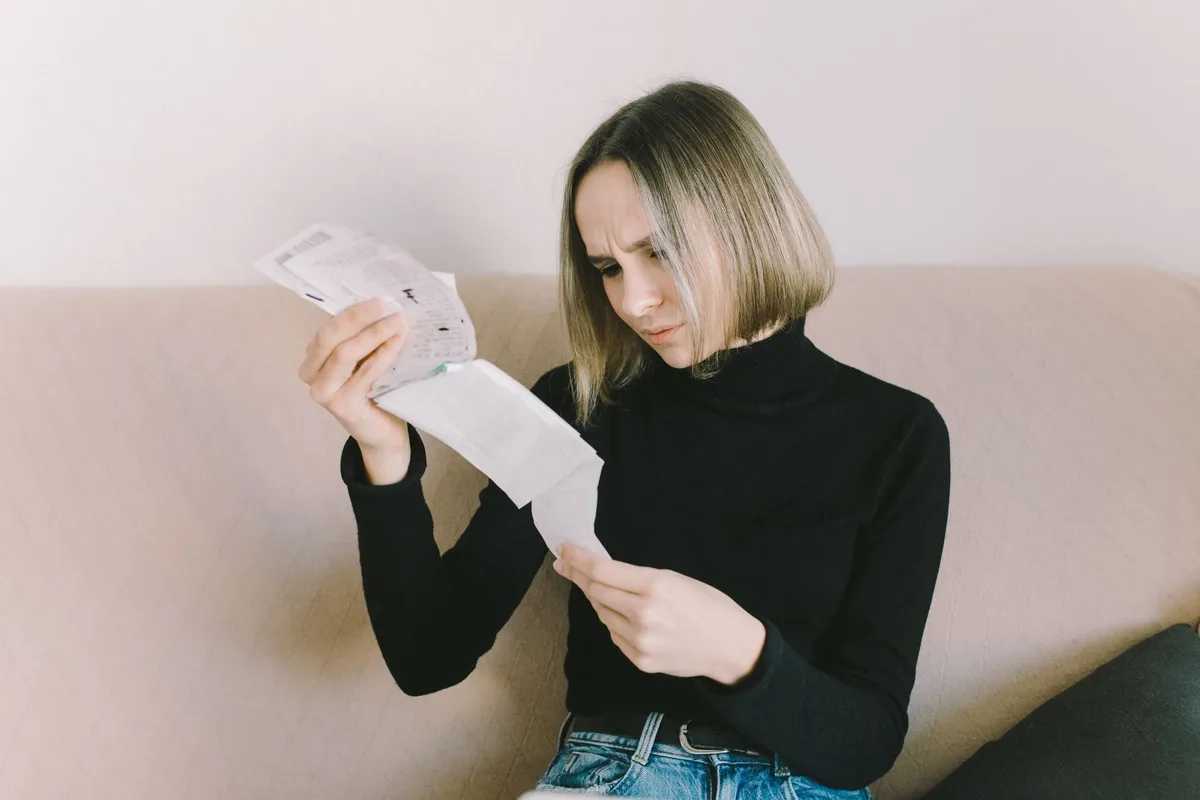 Étudiant découvrant des frais inattendus sur sa facture de téléphone