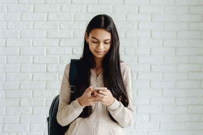 Étudiant consultant un forfait mobile sur son téléphone pour comparer les offres