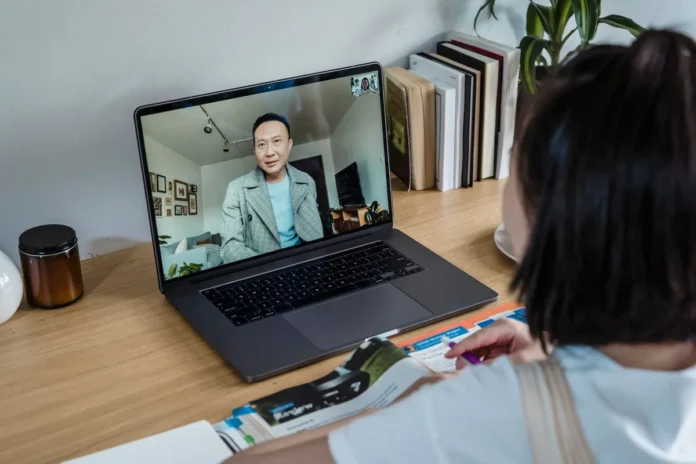Personne suivant une formation en ligne sur son ordinateur portable dans un environnement de travail