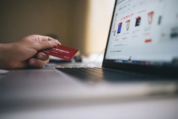 Écran d'ordinateur affichant une interface de plateforme e-commerce avec symboles de paiement et logistique