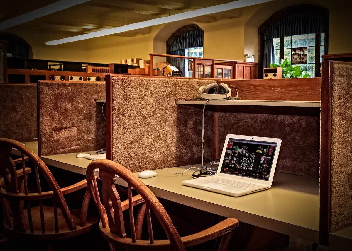 Salle de lecture tranquille avec tables de travail et éclairage naturel