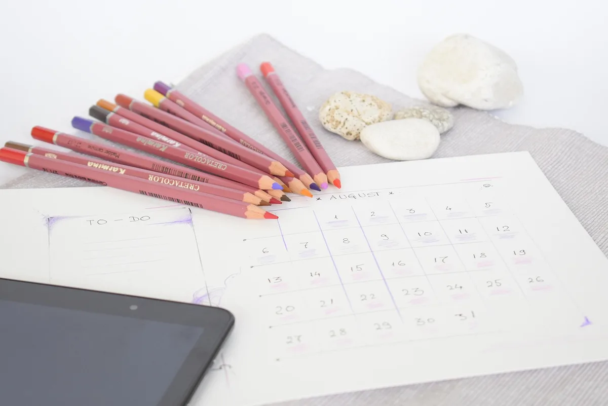 Agenda professionnel et documents organisés sur un bureau d'assistant de direction