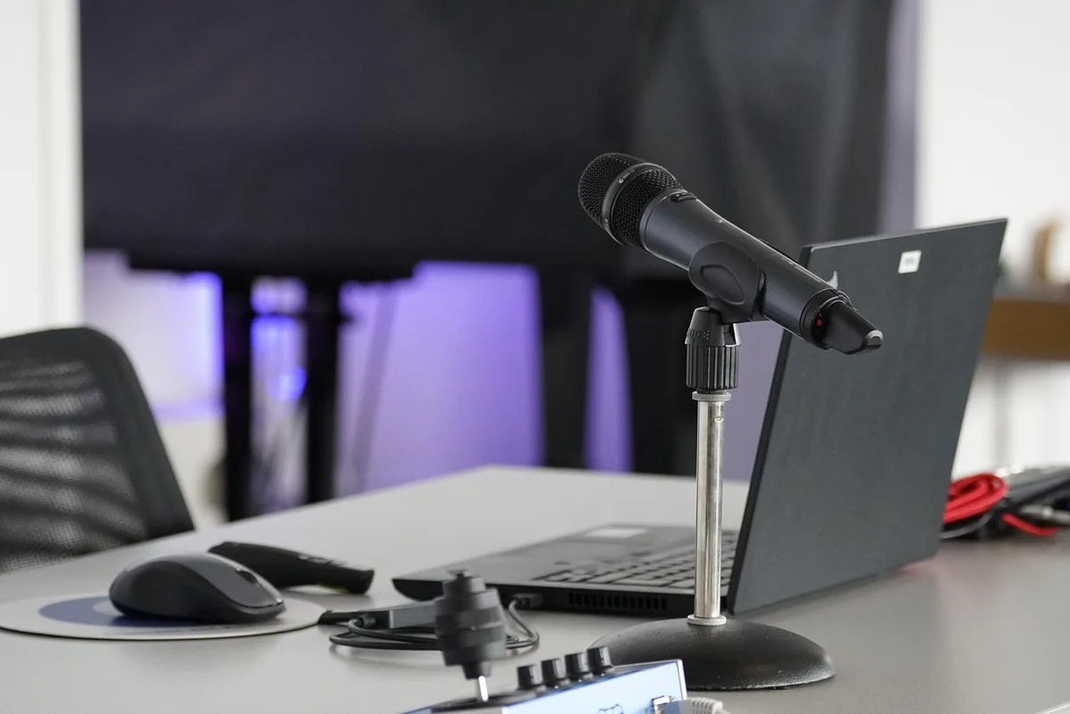 Espace de travail équipé pour une formation à distance : ordinateur, webcam et casque audio