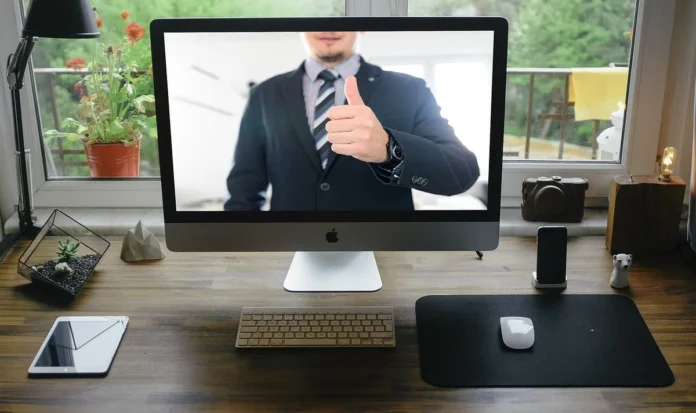Personne en formation à distance devant son ordinateur, en visioconférence avec un formateur