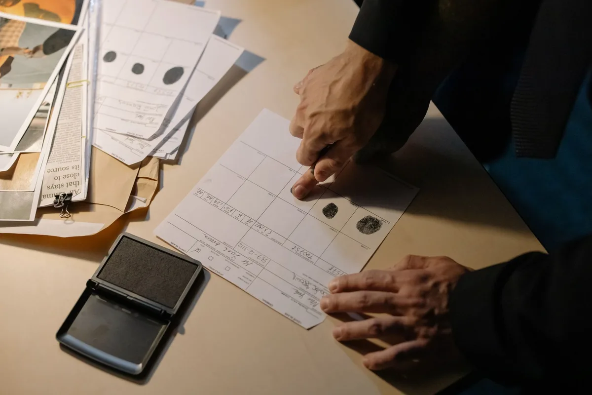 Documents médicaux et preuves sur un bureau, illustrant l'établissement d'un préjudice par l'employeur
