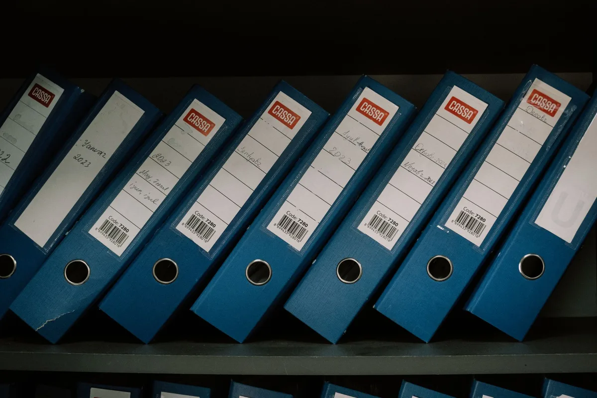 Dossier organisé avec documents, attestations et correspondances à conserver