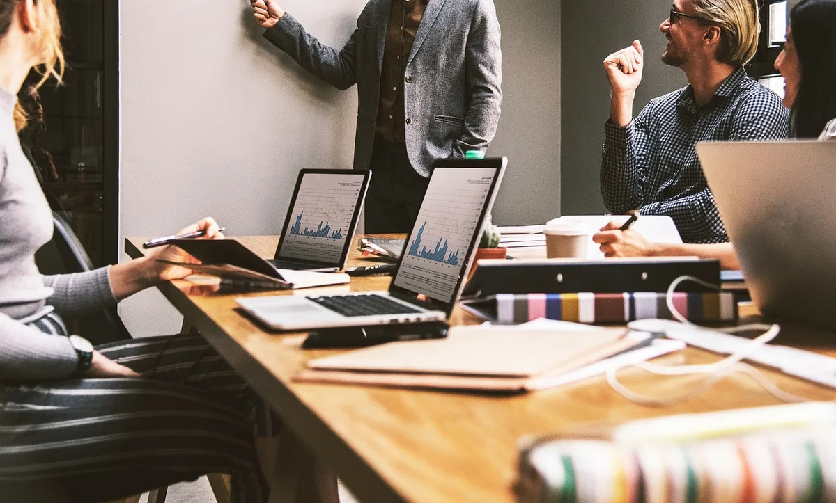 Checklist d'onboarding sur une table avec stylo