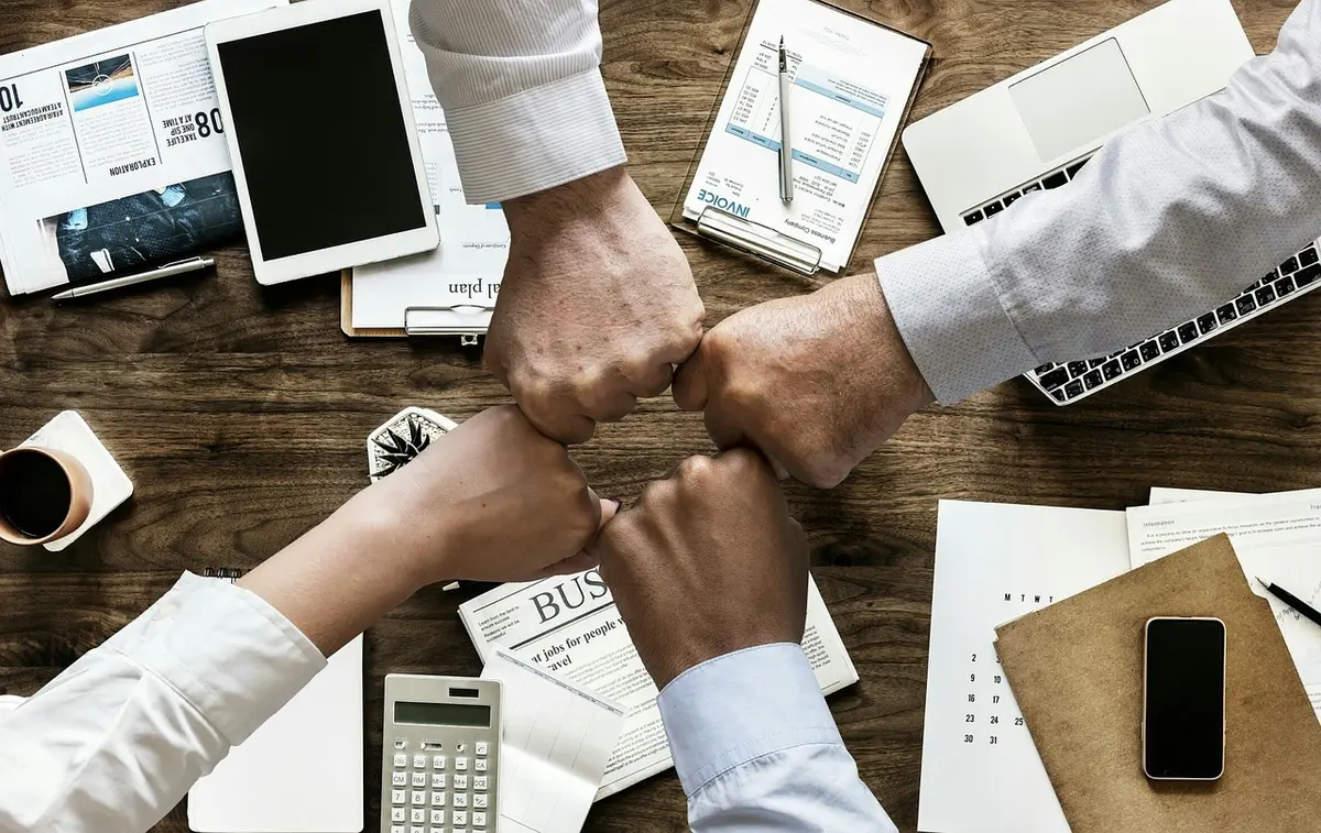 Liste de points de contrôle et documents d'accord sur un bureau