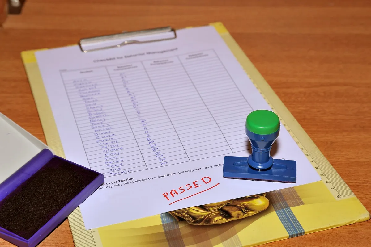 Plan d'action sur un bureau avec checklist et stylo