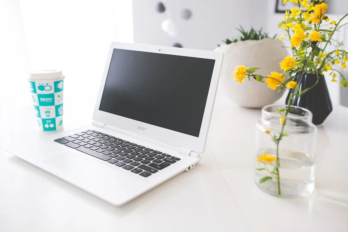 Poste de travail ergonomique près d'une grande fenêtre avec lumière naturelle