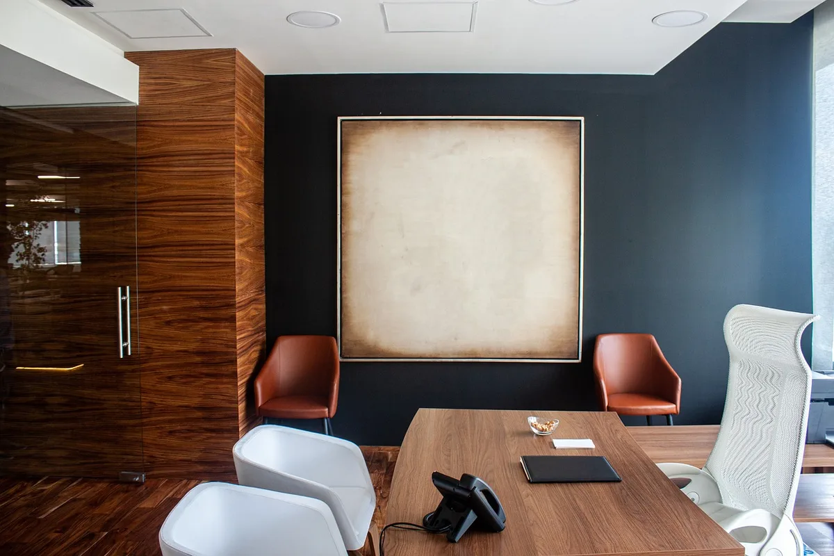 Mobilier modulable avec tables sur roulettes et cloisons légères en bureau lumineux