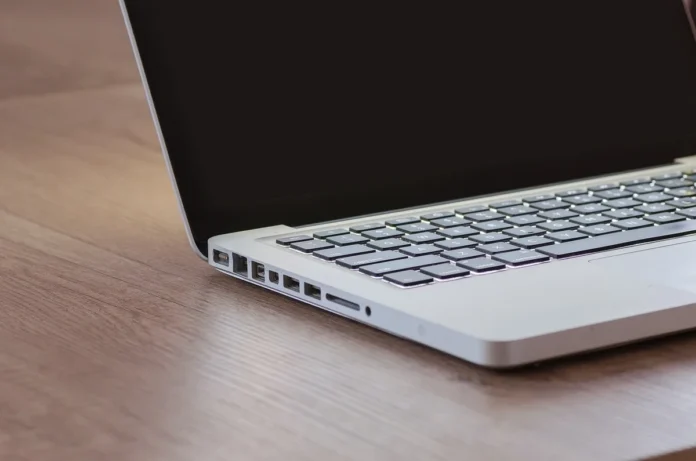 Coin de bureau modulable avec lumière naturelle et personnes anonymes en action