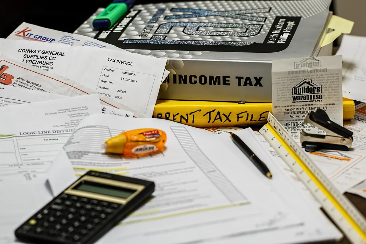 Documents de paie et calculatrice sur un bureau