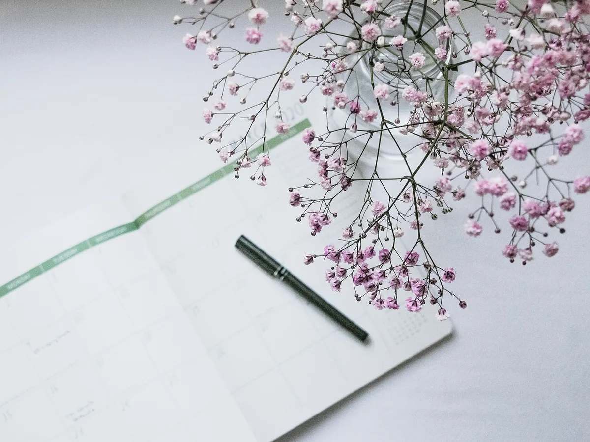 Équipe travaillant sur un calendrier éditorial avec notes et deadlines