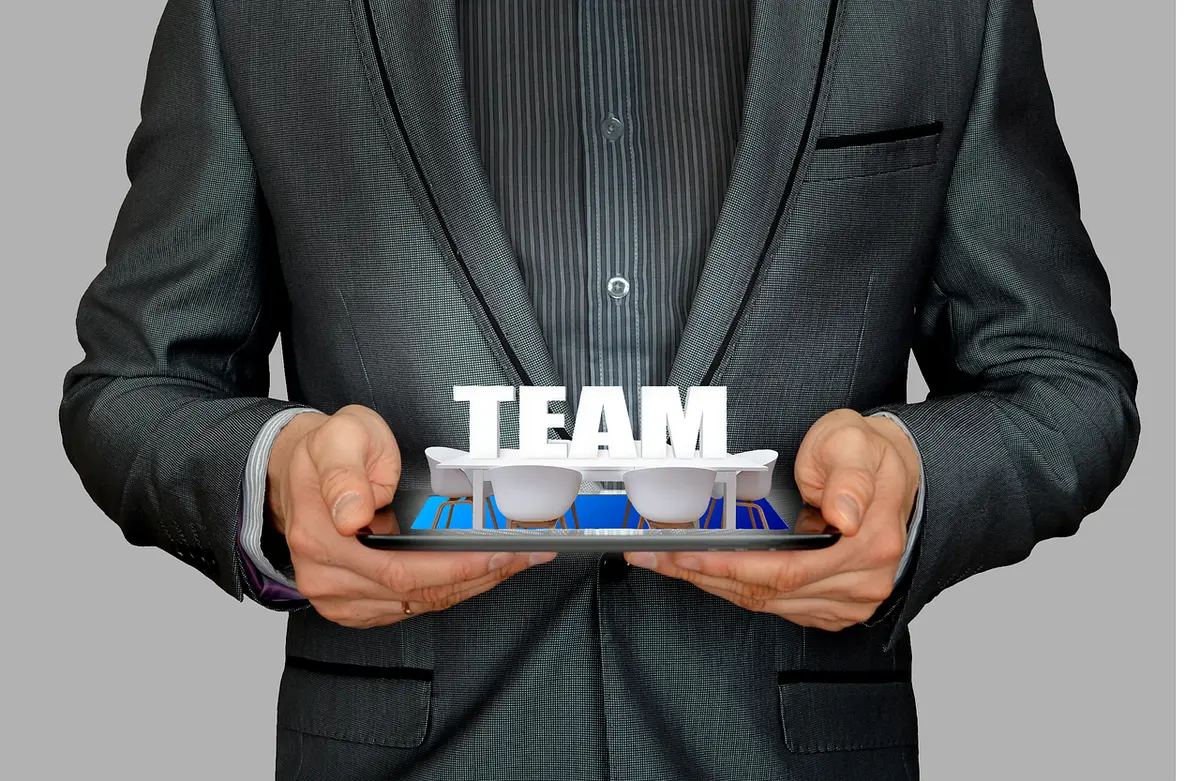Équipe marketing discutant autour d'un planning sur table