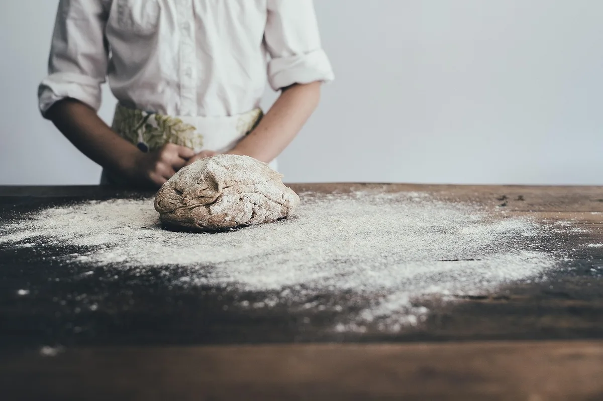 Boulanger maîtrisant les techniques de panification et de préparation de la pâte