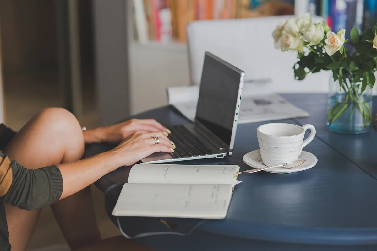 Planning hebdomadaire posé sur un bureau avec stylos et carnet