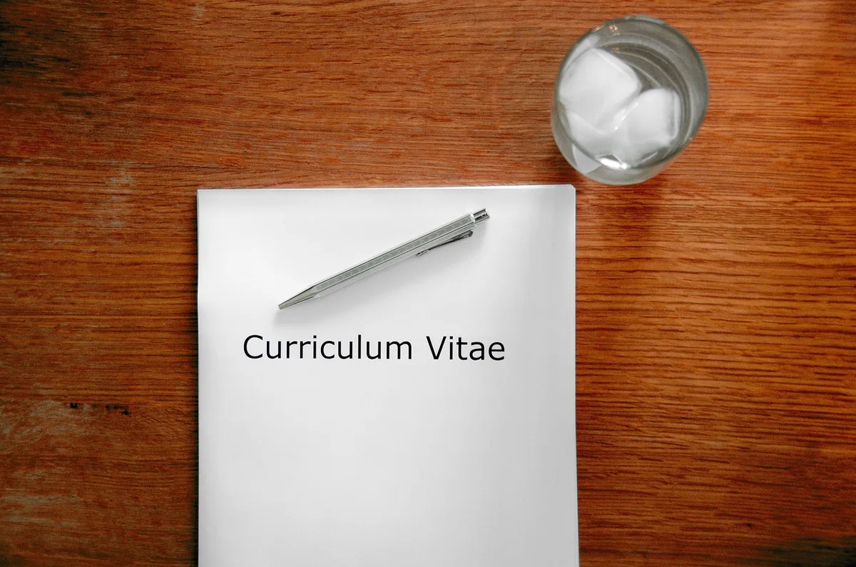 Une checklist et un ordinateur portable pour évaluer une offre d'emploi