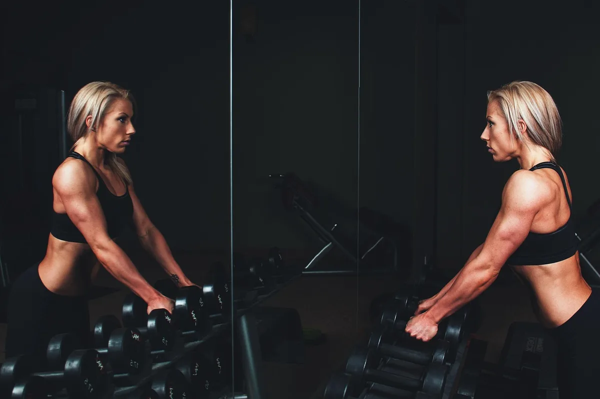 Personne établissant ses objectifs de remise en forme avec un entraîneur