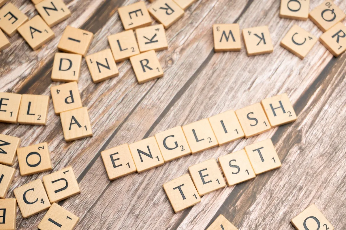 Évaluation linguistique avec test écrit et oral sur une table