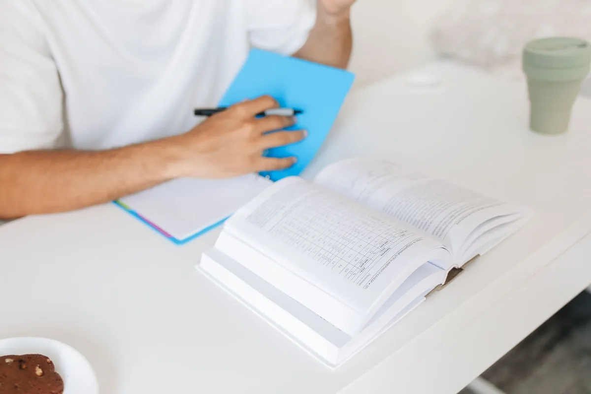 Étudiant travaillant entre les séances avec supports et exercices