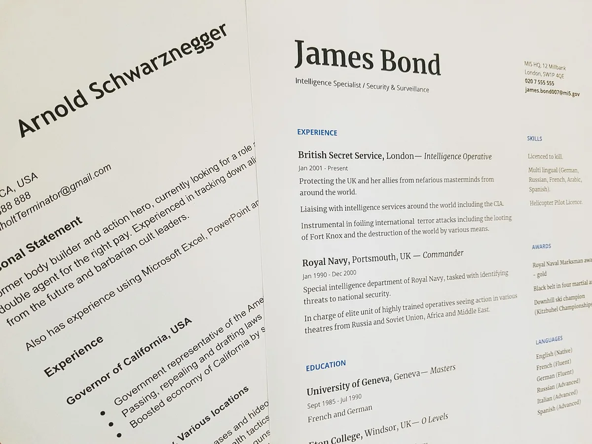 CV posé sur un bureau avec un ordinateur et des notes de relecture