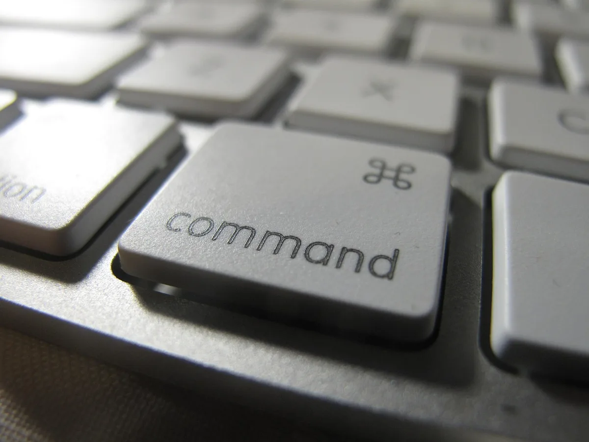 Gros plan sur des mains tapant un code sur un clavier et une imprimante d'étiquettes à côté