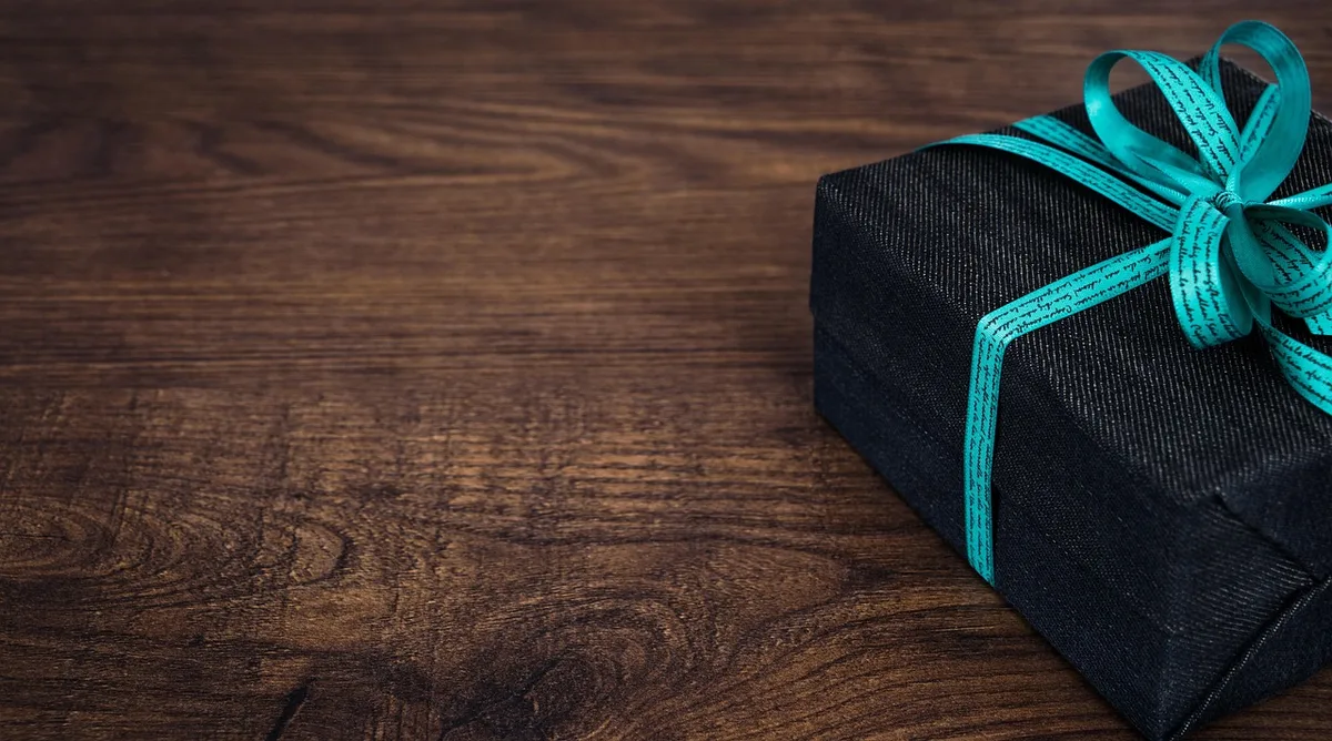 Coffret cadeau ouvert montrant la présentation soignée du contenu et les éléments de mise en scène