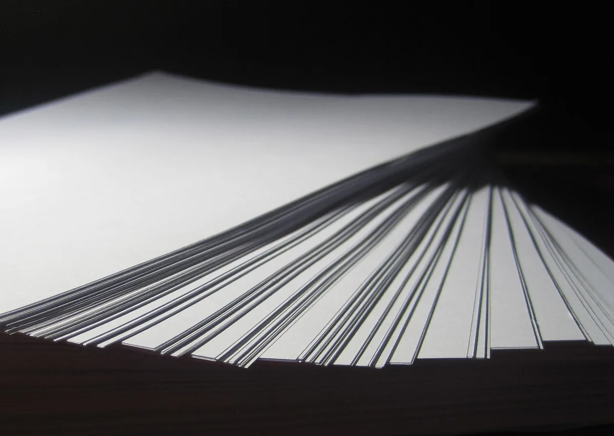 Documents et dossier structuré de business plan sur un bureau