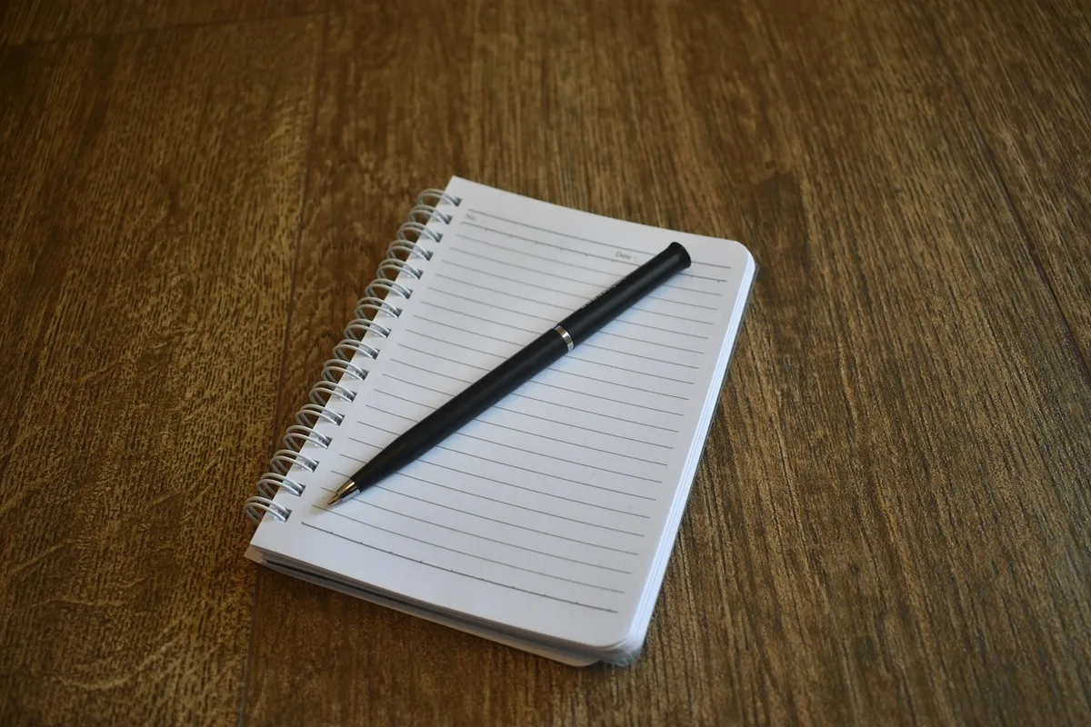 Candidat préparant des notes et un ordinateur pour un entretien en mairie