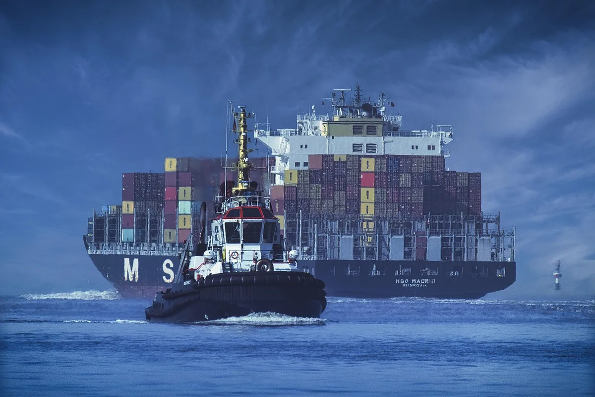 Documents douaniers et factures d'importation sur un bureau