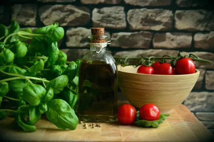Bouteilles transparentes de savon naturel avec ingrédients biologiques et herbes sur établi en bois