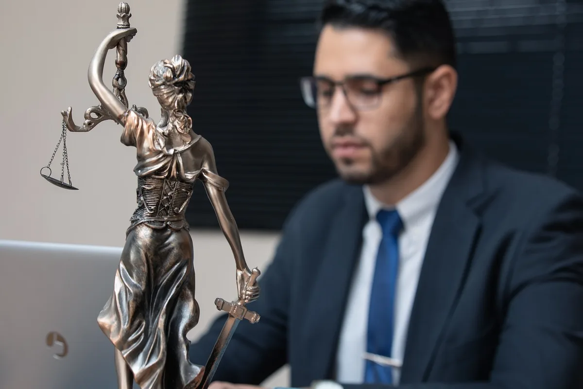 Facture et contrat posés sur un bureau prêts pour action juridique