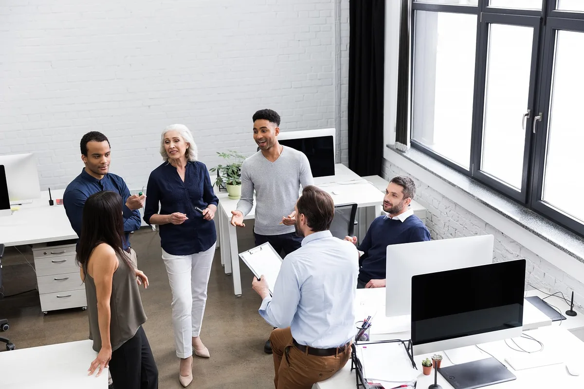 Groupe de professionnels en réunion d'affaires autour d'une table
