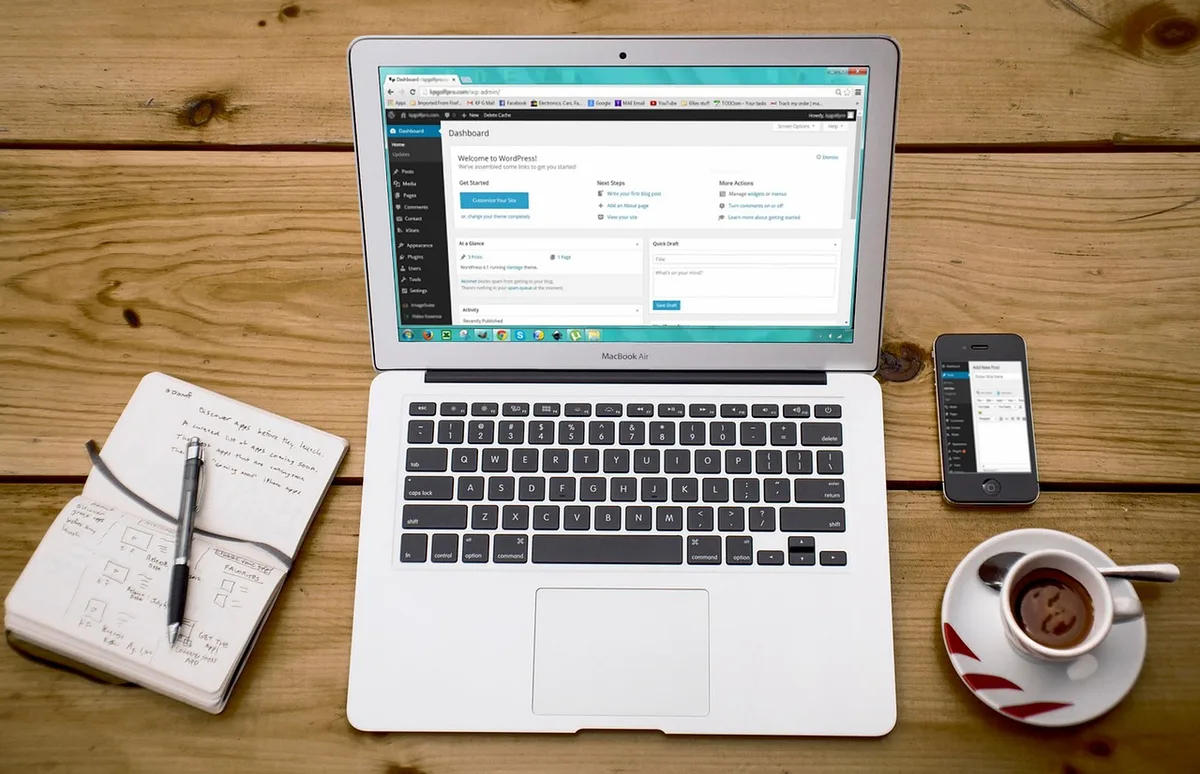 Tableau d'analytics ouvert sur un ordinateur portable près d'une fenêtre