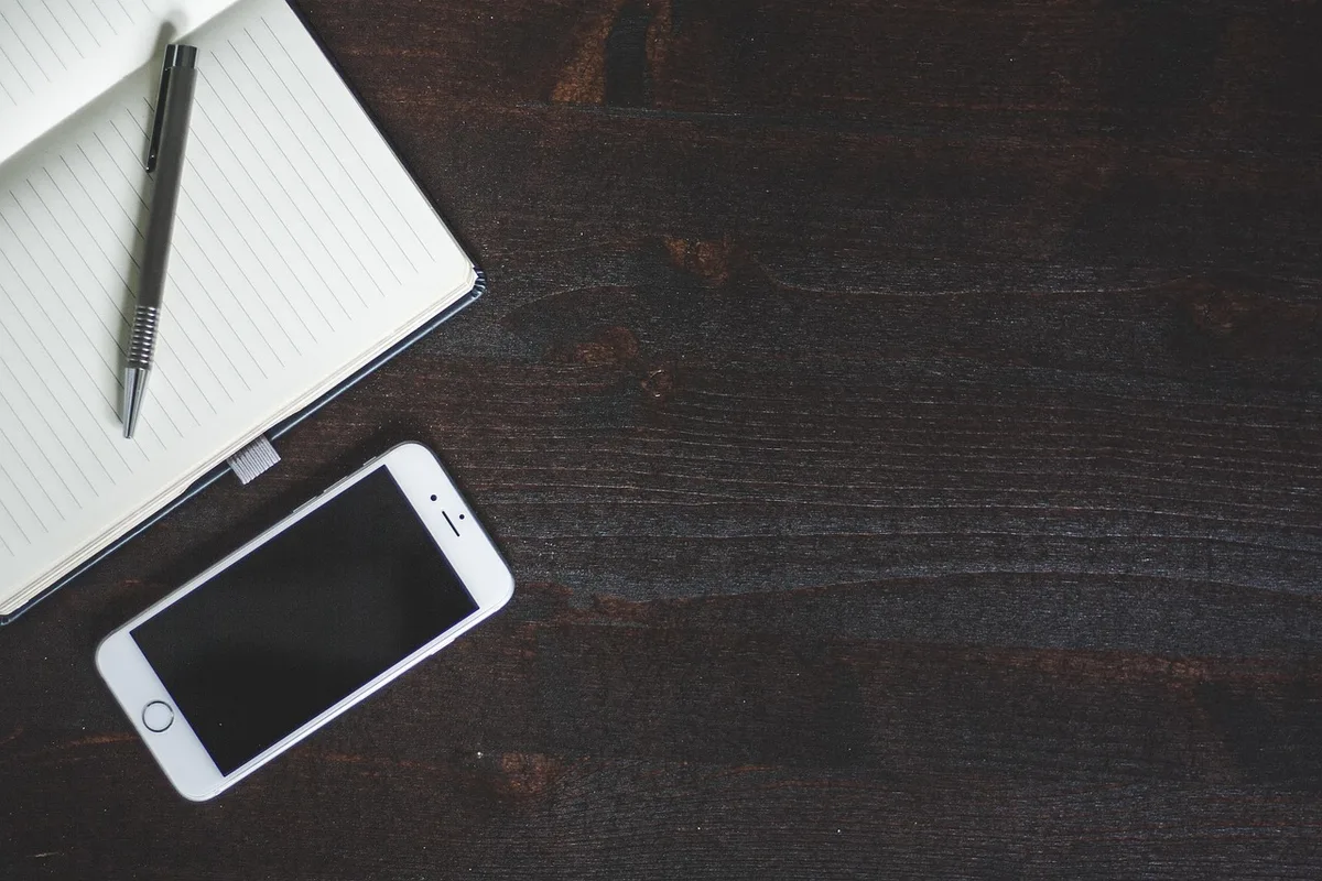 Navigation d'une boutique en ligne sur smartphone montrant une interface fluide