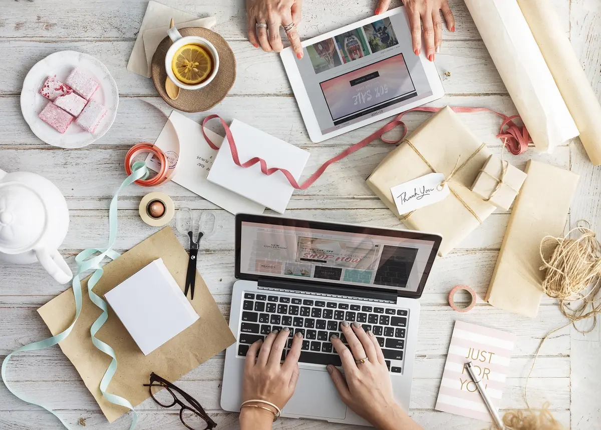 Personne travaillant sur la rédaction de contenu avec un ordinateur et des notes